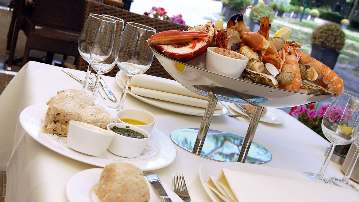 Gedeckter Tisch mit sauberem Geschirr Gedeckter Tisch mit leckerem Essen und sauberem Geschirr