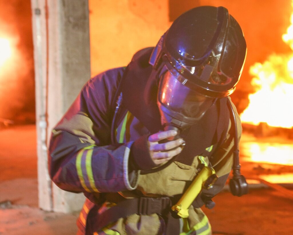 Feuerwehrmann mit nicht funktionierender Atemschutzmaske Wenn das Atemschutzventil verklebt ist, hilft nur weg und Maske runter!