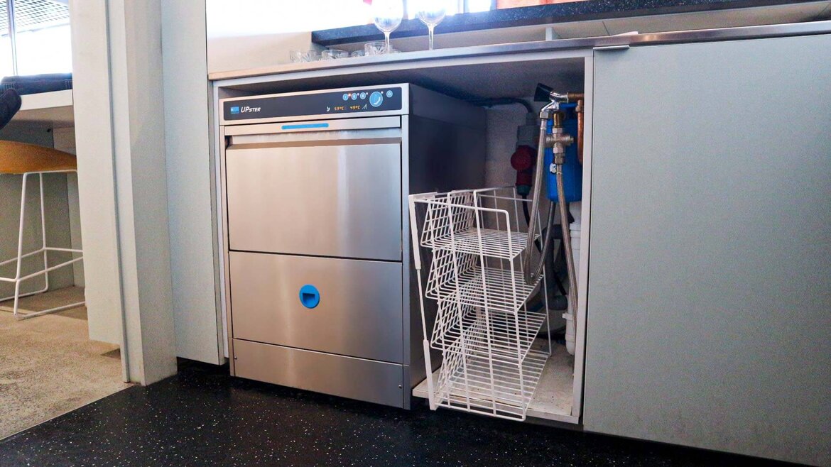 The UPster U500G ensures shiny glasses, without polishing The MEIKO glasswasher behind the bar