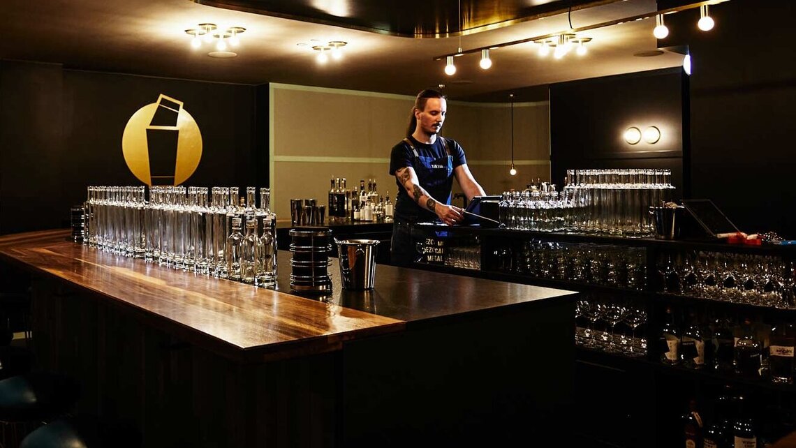 Jonas Hald in seiner Bar kurz bevor er Cocktails in Flaschen abfüllt.