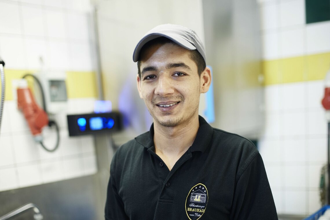 Flavius Gerth en la zona de lavado Las personas con discapacidades también pueden utilizar el lavavajillas de capota M-iClean H.