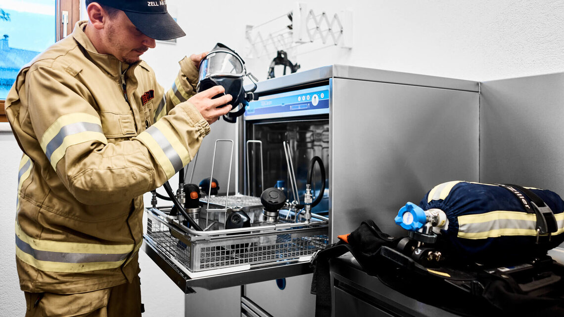 Martin setzt Masken zur Reinigung ins Gerät TopClean M.