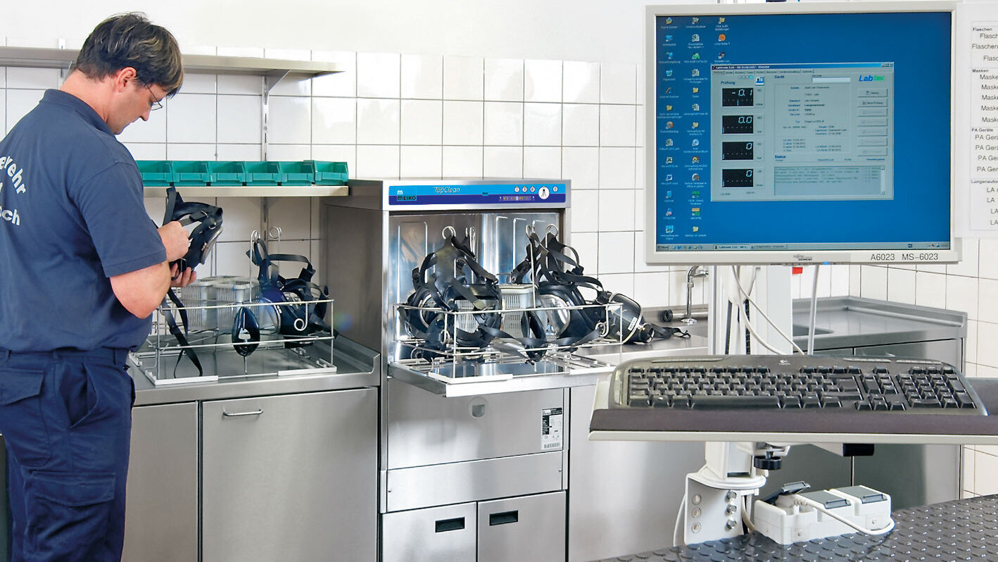 Atemschutzgerätewart bei der Arbeit Atemschutzgerätewart bei der Maskenreinigung