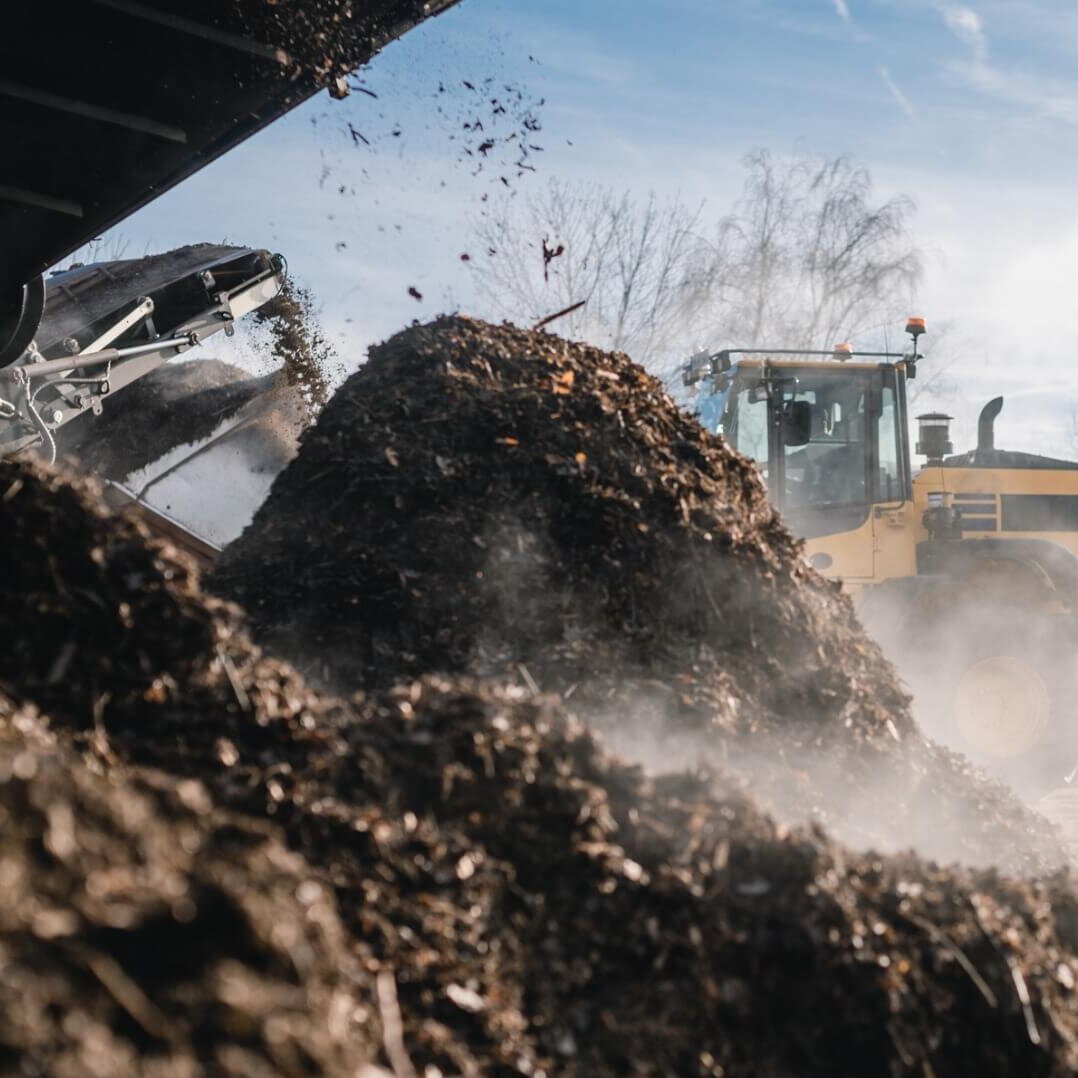 In composting plants, organic material decomposes into compost in the presence of oxygen. In composting plants, organic material decomposes into compost in the presence of oxygen.