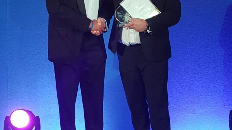 Mick Jary, Direttore Dipartimento Progettazione Meiko UK, riceve il premio da Julian Edwards, Presidente FCSI UK&.
