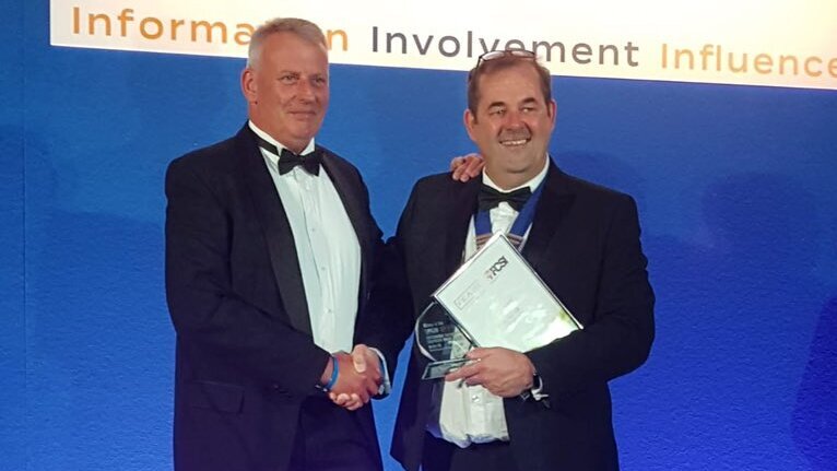 Mick Jary (Specification Director, Meiko UK) nimmt den Award von Julian Edwards (FCSI UK&I Chairman) entgegen (von links) Mick Jary (Specification Director, Meiko UK) nimmt den Award von Julian Edwards (FCSI UK&I Chairman) entgegen (von links)