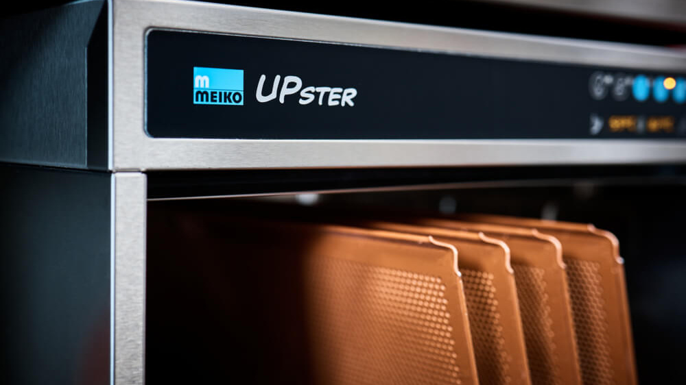 De UPster U 500 wast met gemak dienbladen en bakplaten