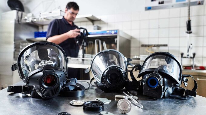 Atemschutzgerätewart in der Atemschutzwerkstatt Atemschutzgerätewart reinigt Masken in der Atemschutzwerkstatt