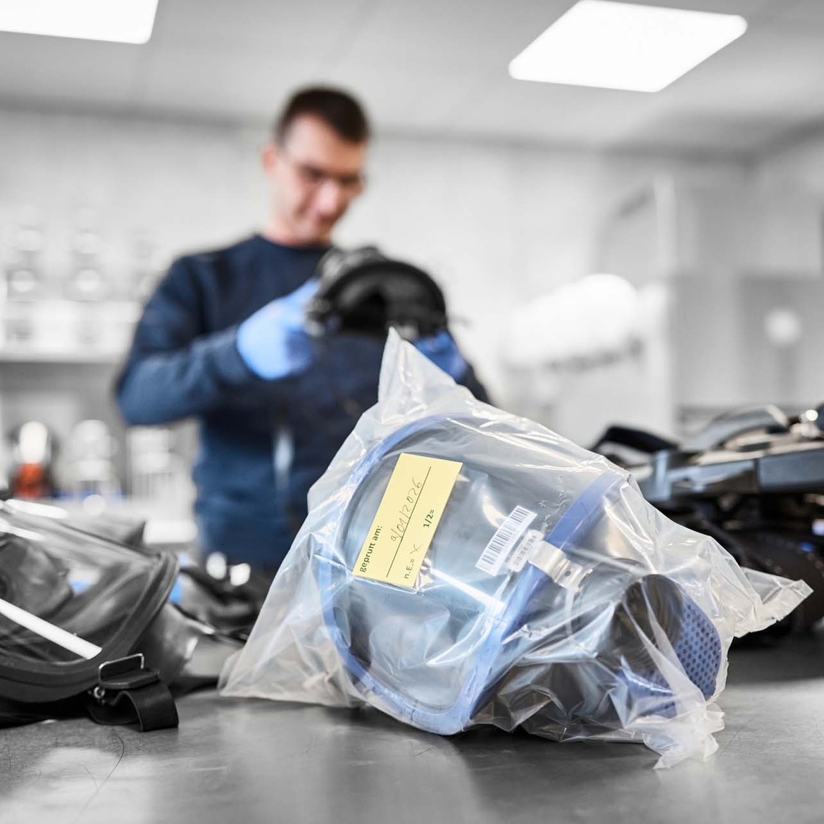 Atemschutzgerätewart begutachtet Maske 