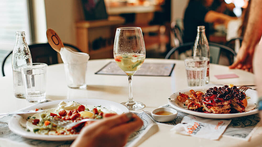 Tavolo di ristorante durante il pasto