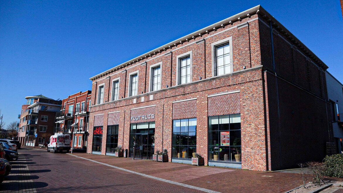 Grand Café Cineac is located in a former flower bulb auction Grand Café Cineac in Lisse