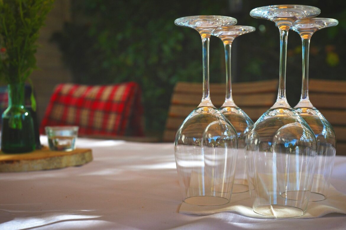 Verres à vin sur une table de restaurant Verres à vin sur une table de restaurant