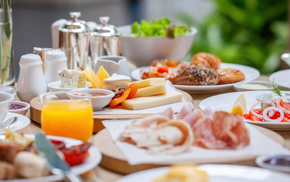 Jak zwiększyć rotację stolików w sezonie letnim bez utraty jakości obsługi Jak zwiększyć rotację stolików w sezonie letnim bez utraty jakości obsługi