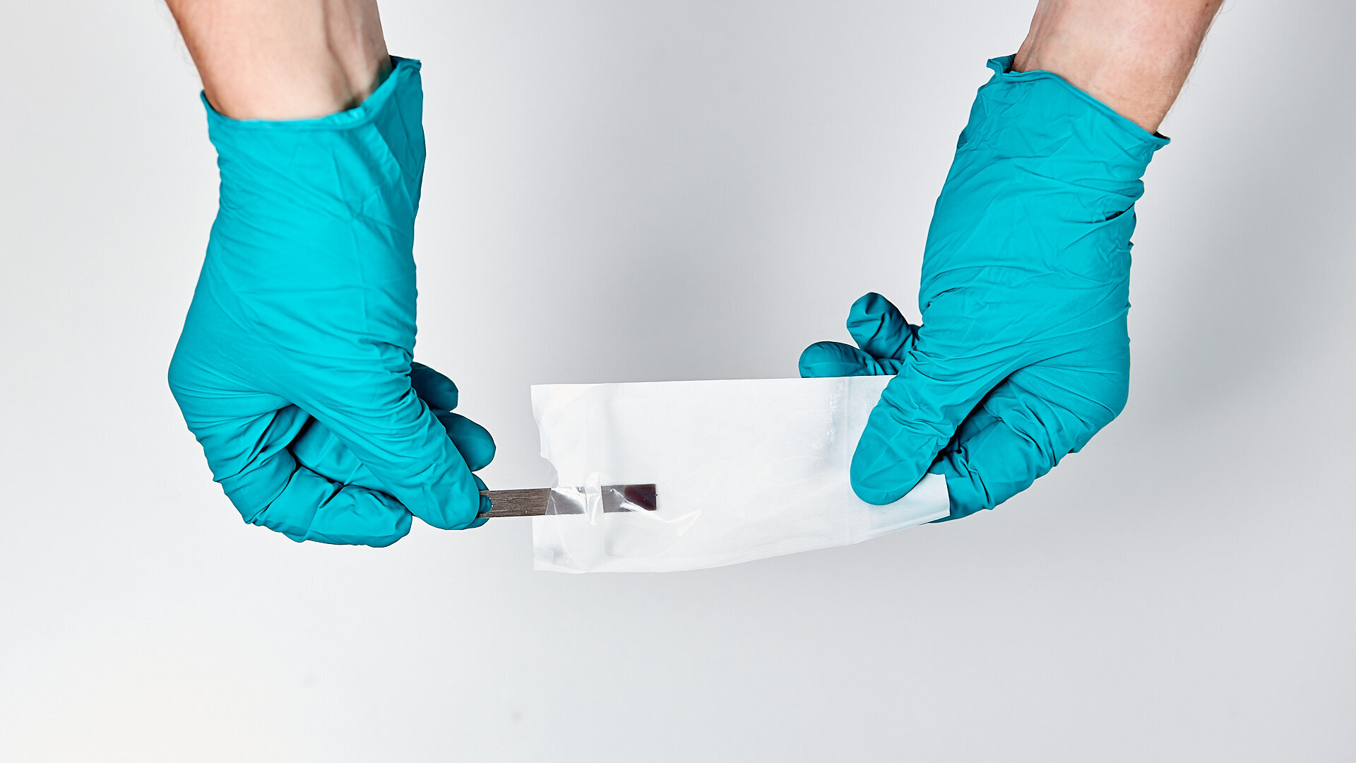 Bioindikatoren aus der Verpackung nehmen Die Bioindikatoren aus der Verpackung nehmen
