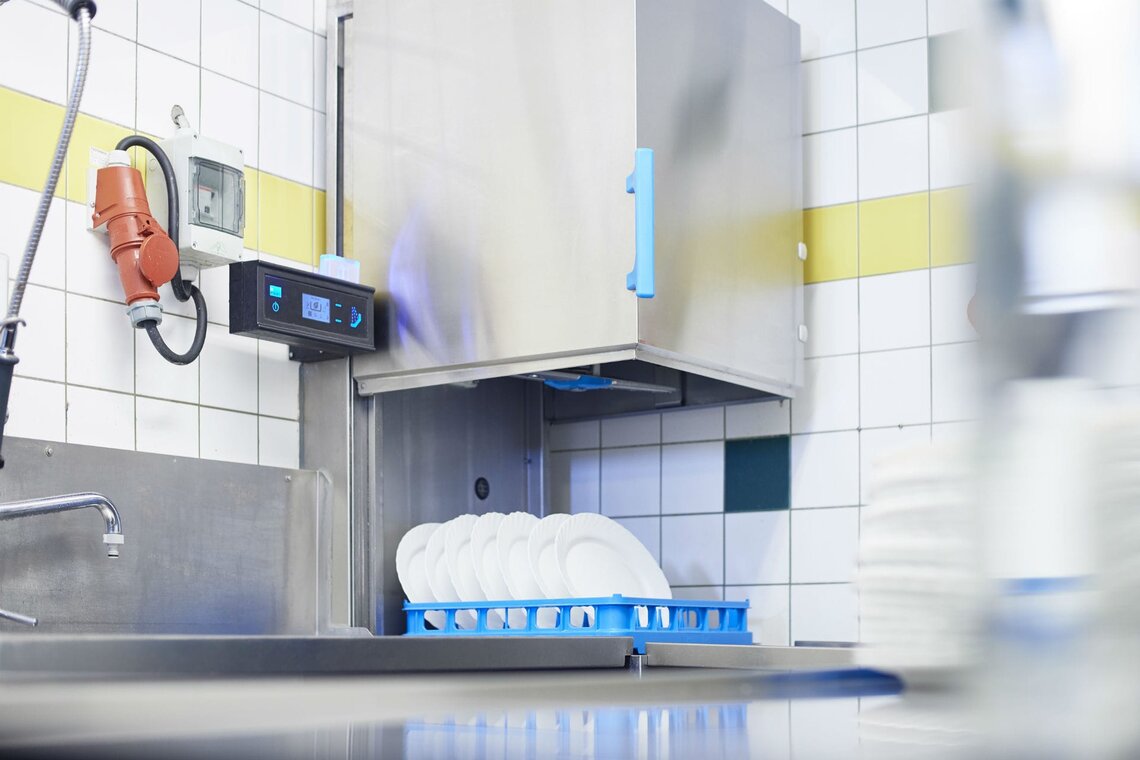 El lavavajillas de capota M-iClean H en Ritter El lavavajillas de capota M-iClean H en la cocina de la posada zum Ritter