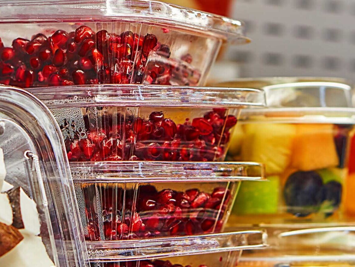 Obst in Plastikboxen verpackt Obst in Plastikboxen verpackt