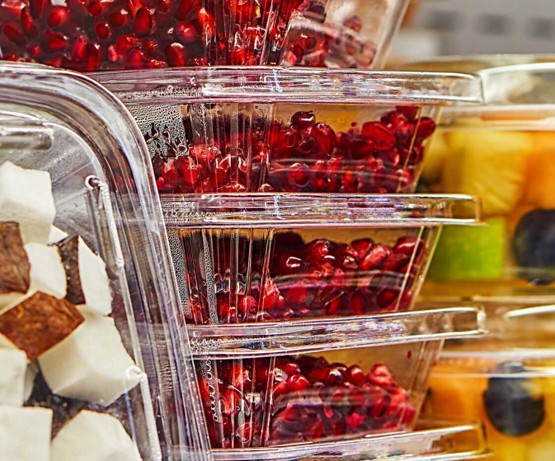 Fruta empaquetada en cajas de plástico. La Unión Europea prohíbe el plástico desechable
