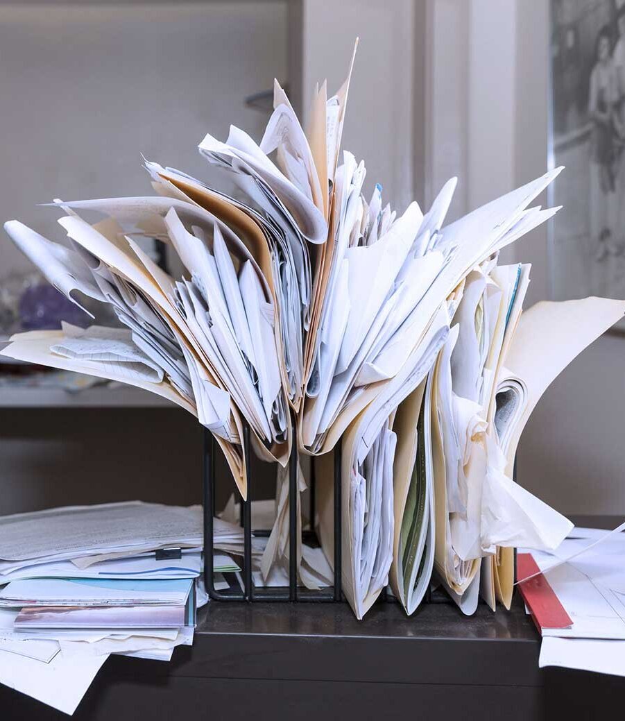 Digitale Ordersysteme machen der Zettelwirtschaft ein Ende unordentliche Zettelwirtschaft auf einem Schreibtisch