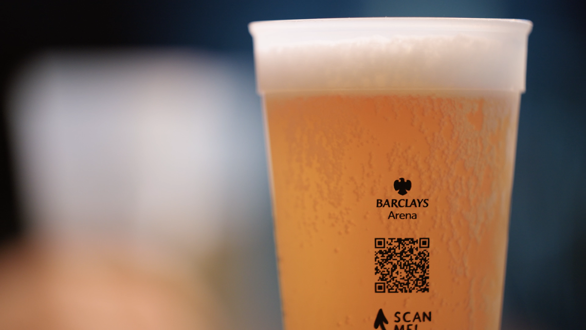 Bis zu 14.000 Mehrwegbecher gehen im Schnitt pro Veranstaltung über die Theke – und fast alle kommen wieder zurück. 