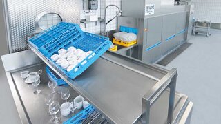 Ergonomische Belastung für die Mitarbeiter: schwere Körbe mit Geschirr