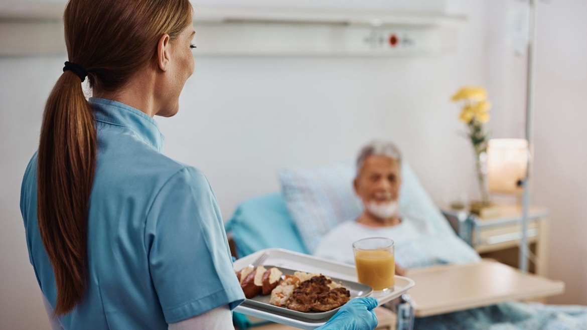 W Polsce istnieją określone standardy dotyczące żywienia pacjentów w szpitalach.