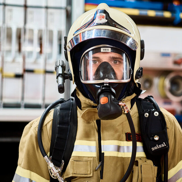 Gerätewart Martin hatte noch nie etwas von Feuerkrebs gehört, bevor er mit Meiko zu tun hatte. Gerätewart Martin hatte noch nie etwas von Feuerkrebs gehört, bevor er mit Meiko zu tun hatte.