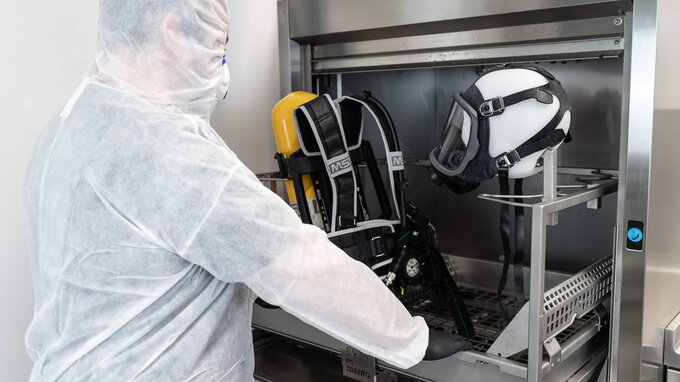 Gerätewart bestückt Vorreinigungsgerät TopClean D mit PSA Gerätewart bestückt Vorreinigungsgerät TopClean D mit PSA