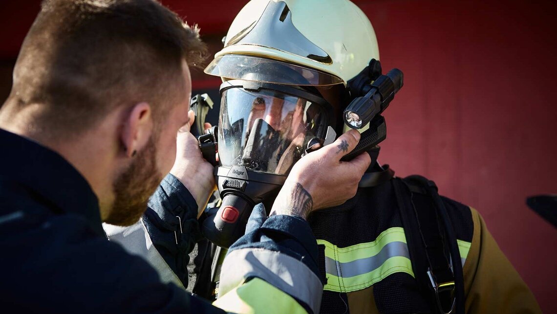 Atemschutzmaske aufsetzen