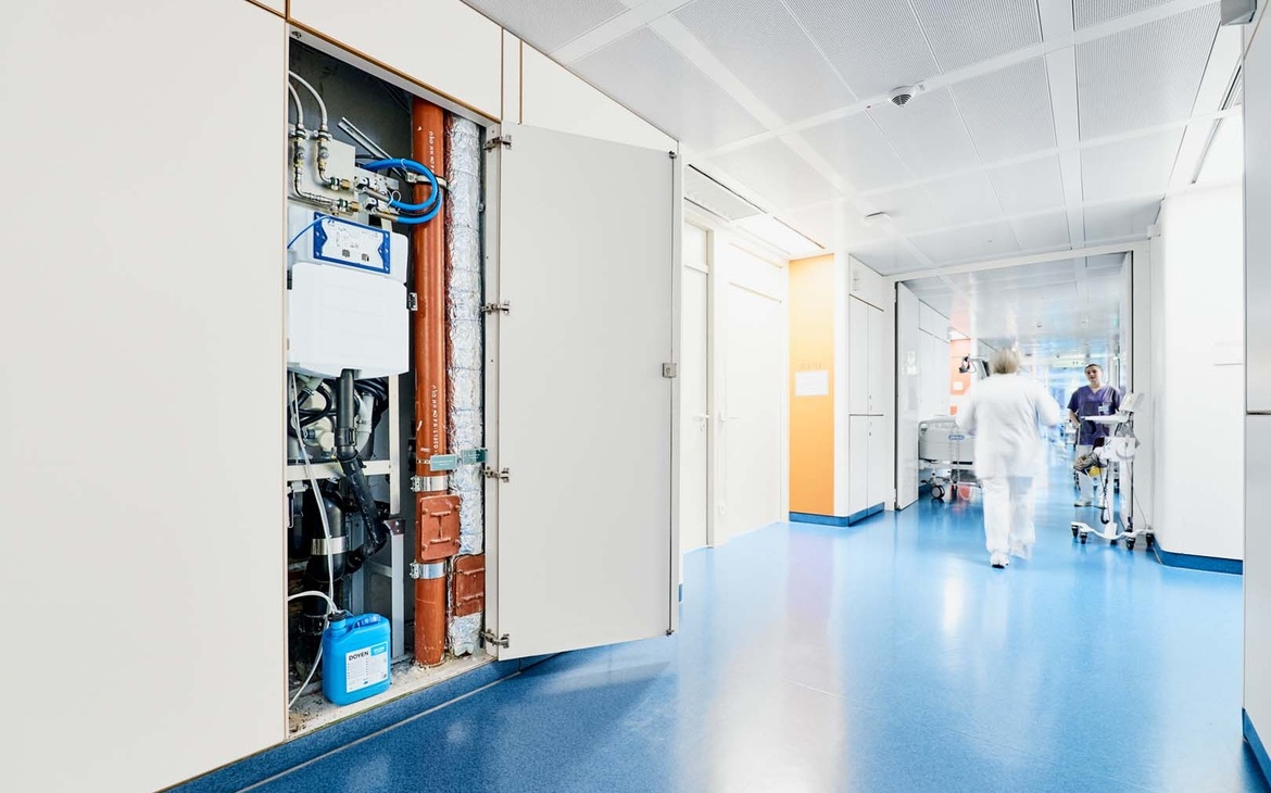 Une maintenance depuis le couloir