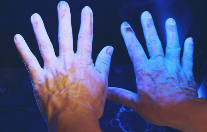 Hygiene-Check mit Ultraviolettem Licht Hygiene-Check mit Ultraviolettem Licht