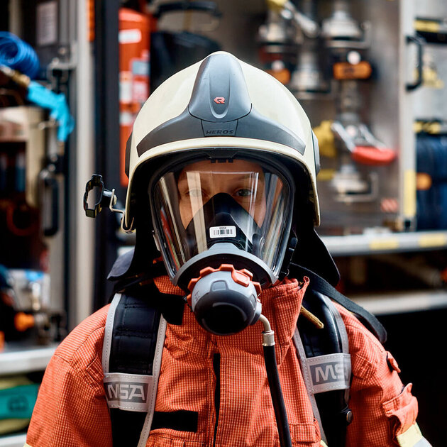Feuerwehrfrau Monique ist der Meinung, dass die Öffentlichkeit mit Feuerkrebs nichts anfangen kann und sie und ihre Kameradinnen und Kameraden sich, so gut es geht, selbst schützen müssen. Feuerwehrfrau Monique ist der Meinung, dass die Öffentlichkeit mit Feuerkrebs nichts anfangen kann und sie und ihre Kameradinnen und Kameraden sich, so gut es geht, selbst schützen müssen.