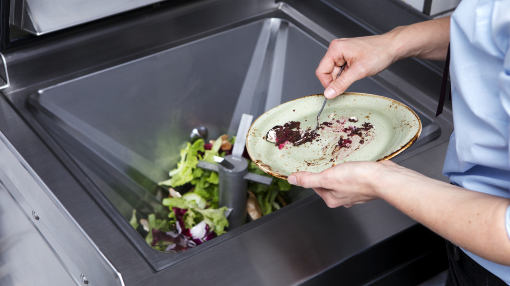 生ごみを生ごみ処理機に投入