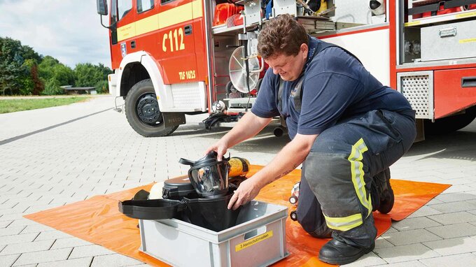 Issue of fire service's equipment Issue of fire service's equipment