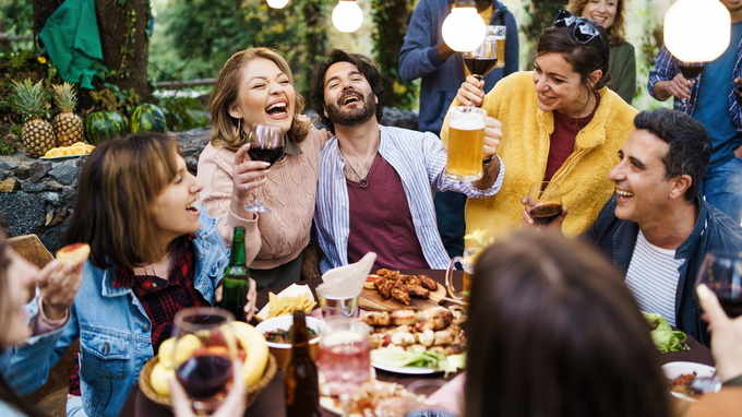 Wprowadzenie dań, które można przygotować wcześniej, jak sałatki, chłodniki czy tapas, pozwala kuchni działać sprawniej.