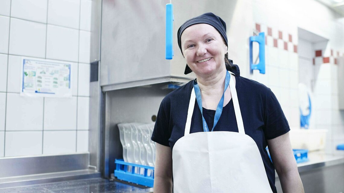 Janka Chlebovcová jest zachwycona nową zmywarką M-iClean H Janka Chlebovcová obsługuje zmywarkę kapturową w Schmalzerhof