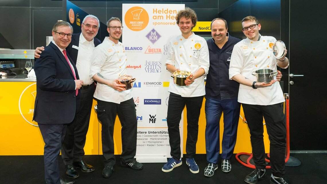 Helden am Herd - Kochwettbewerb Next Chef Award Next Chef 2018 Marianus von Hörsten (3.v.r.) gewinnt Gourmetreise durch Europa