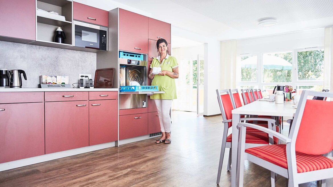 Wohnküche mit professioneller Spülmaschine Wohnküche mit professioneller Spülmaschine