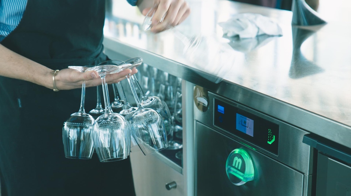 Verres à cocktail et à vin parfaitement transparents et brillants après lavage MEIKO
