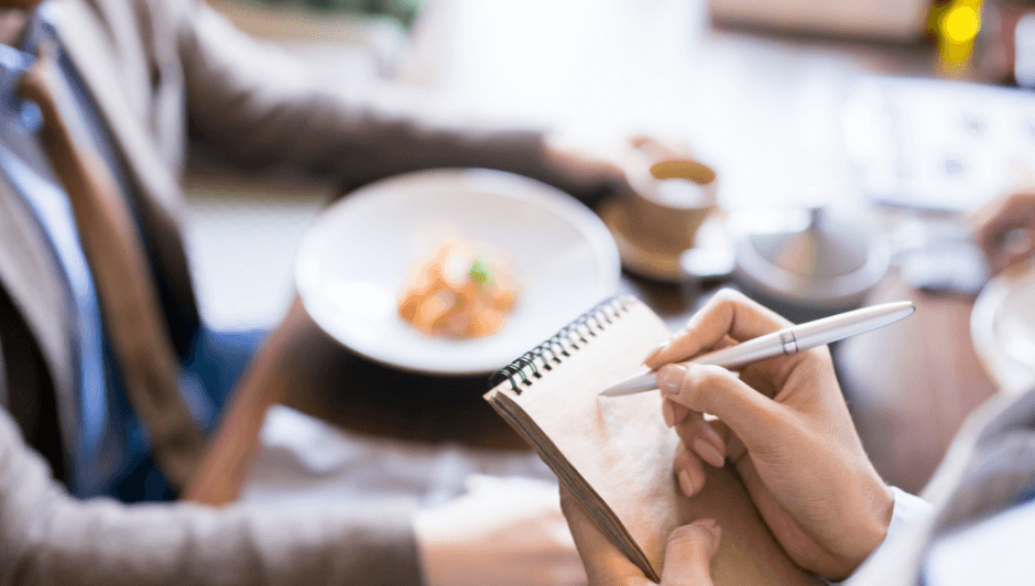 Fattori di attrazione Cameriera prende gli ordini