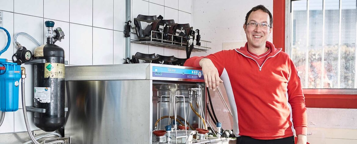 Masken werden in Büren im Reinigungs- und Desinfektionsgerät TopClean M aufbereitet Das Ausbildungszentrum für Sicherheit in Büren in der Schweiz bereitet Atemschutzmasken im Reinigungs- und Desinfektionsgerät TopClean M auf