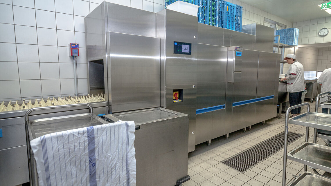Conveyor Dishwasher (M-iQ)