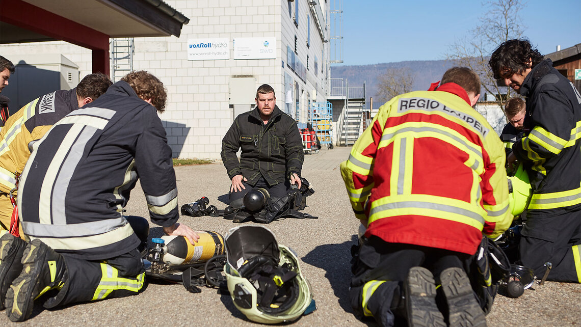 Feuerwehrmänner Atemschutzausrüstung in Büren