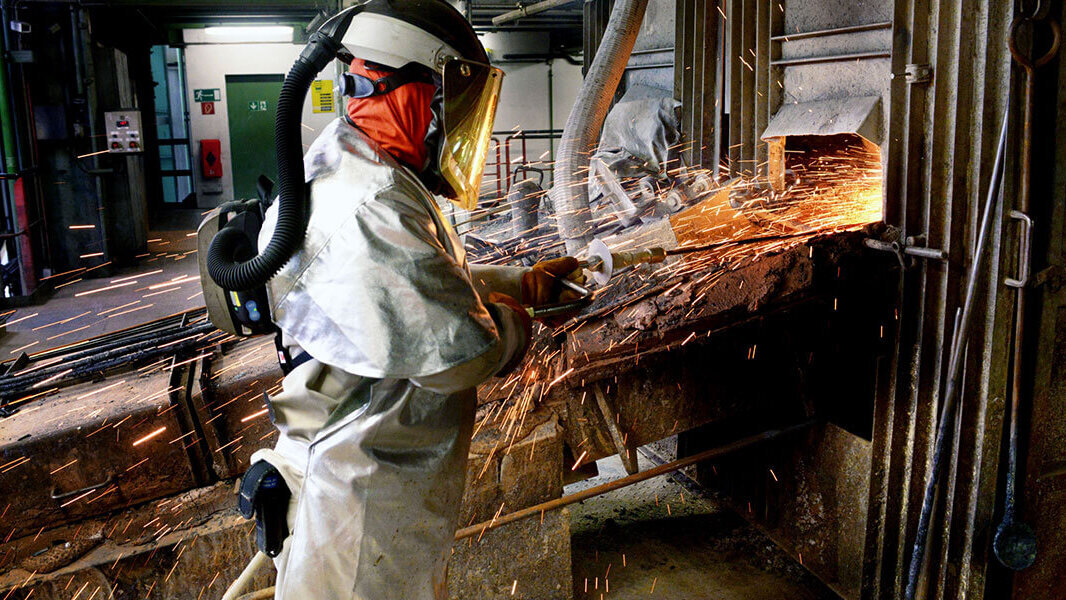 Ein Arbeiter mit einer Ganzkörperschutzausrüstung