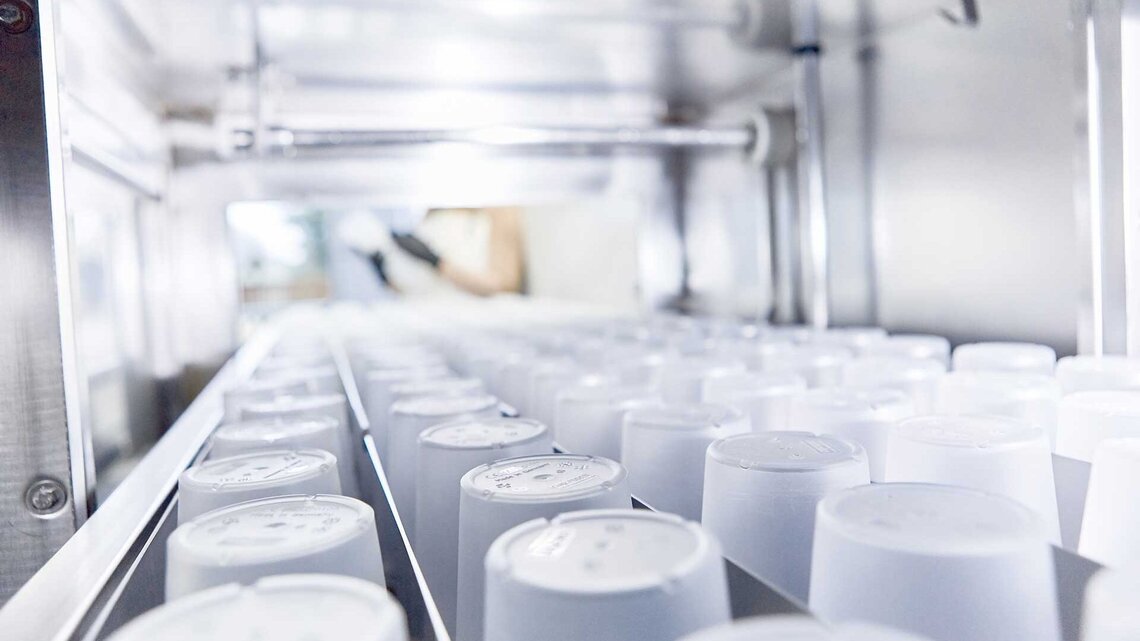 Reusable cups inside a M-iQ Mehrwegbecher verlassen die M-iQ Gewerbespülmaschine