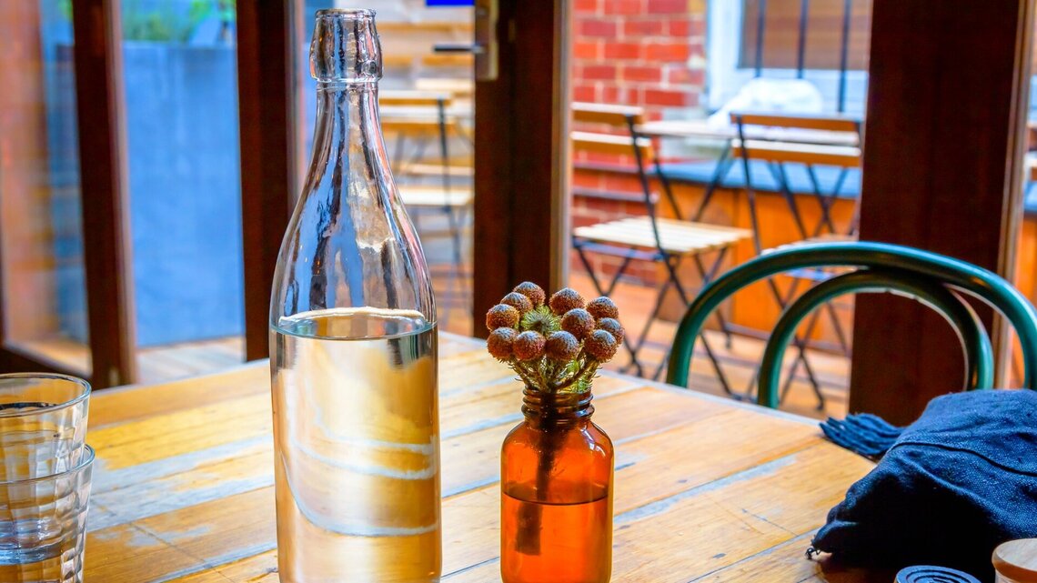 Wasserflasche im Café Wasserflasche auf dem Tisch in einem Café