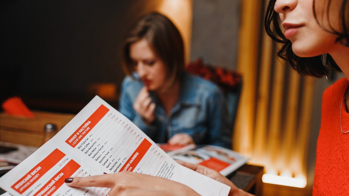 Klienci bardzo doceniają wykorzystanie ryb oraz mięsa z pobliskich hodowli lub łowisk. Dopasowanie owoców i warzyw w zależności od pory roku sprawia, że potrawy zyskują wyśmienite walory smakowe. Warto to podkreślać w karcie dań. Klienci bardzo doceniają wykorzystanie ryb oraz mięsa z pobliskich hodowli lub łowisk. Dopasowanie owoców i warzyw w zależności od pory roku sprawia, że potrawy zyskują wyśmienite walory smakowe. Warto to podkreślać w karcie dań.