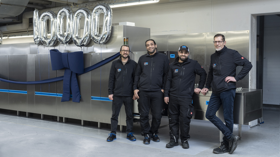 Drei “M-iQ-Generationen” packen an: Martin Schulz (r.) installierte die allererste M-iQ, Etienne Bühler (l.) die 1.000ste und Timo Landi (m.l.) sorgte mit Timo Heuberger (m.r.) für einen gelungenen Start der 10.000sten M-iQ. (Bildrechte Anders Hviid)