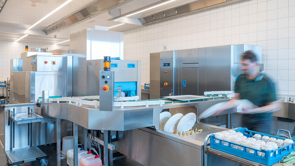 Arbeiten mit der MEIKO Spülmaschine Die M-iQ von MEIKO im Zillertal