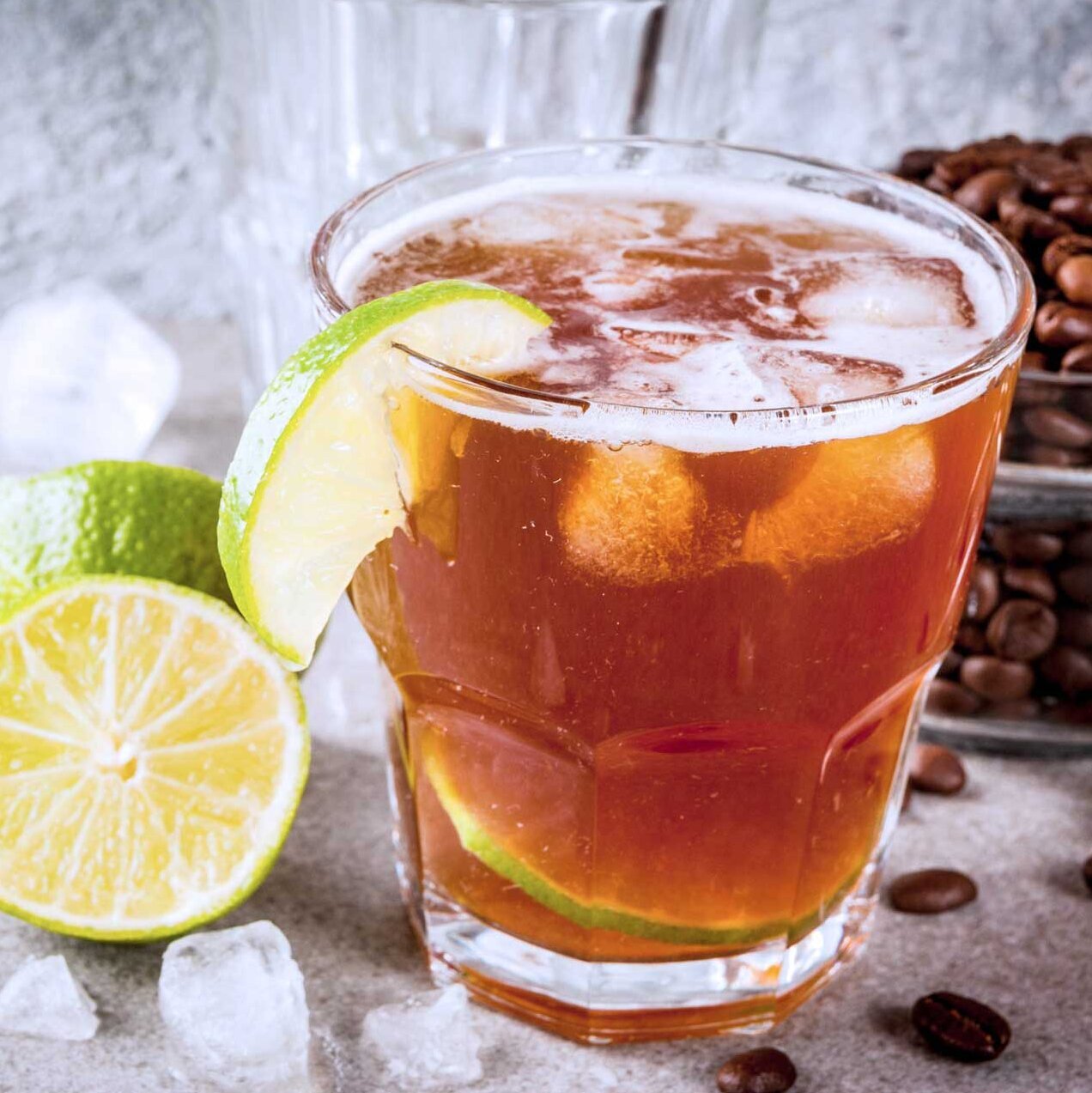 Sommerdrink Espresso Tonic Sommerdrink Der würzige Espresso Tonic