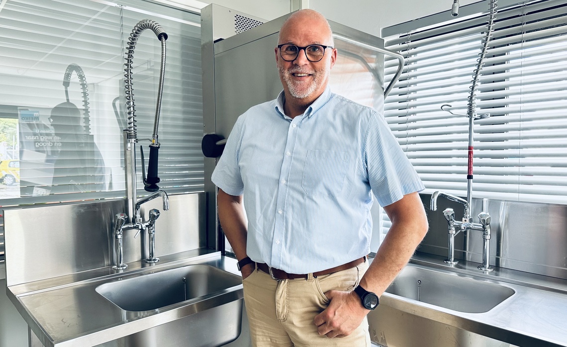 Johan Konijnenburg in de showroom